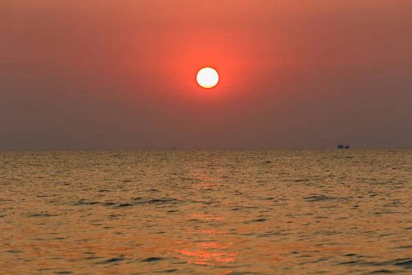 Vackra molnlandskap över havet soluppgången sköt — Stockfoto