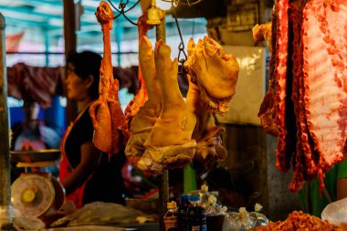 Yerel pazarda, Thaila Satılık dolabında asılı domuz