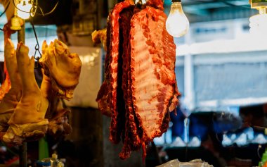 Yerel pazarda, Thaila Satılık dolabında asılı domuz