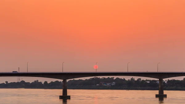 Ponte do outro lado do rio Mekong ao pôr do sol. Thai-Lao amizade br — Fotografia de Stock