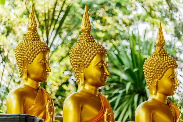 Três grandes estátuas de ouro de Buda no Templo Tailândia — Fotografia de Stock