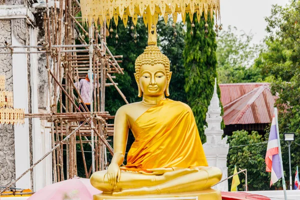 Socha Buddhy ve Wat Prathat Thauthen, Nakhonphanom, Thajsko. — Stock fotografie