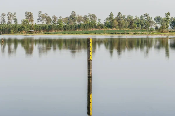 Water level indicator at the waterway or swamp — Stock Photo, Image