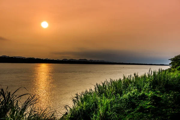 Frontera del río Kong entre Tailandia y Laos bajo el amanecer a — Foto de Stock