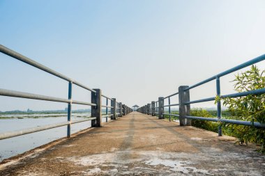 Köprü görünümü Gölü nonghan Sakon Nakhon Eyaleti, Tayland