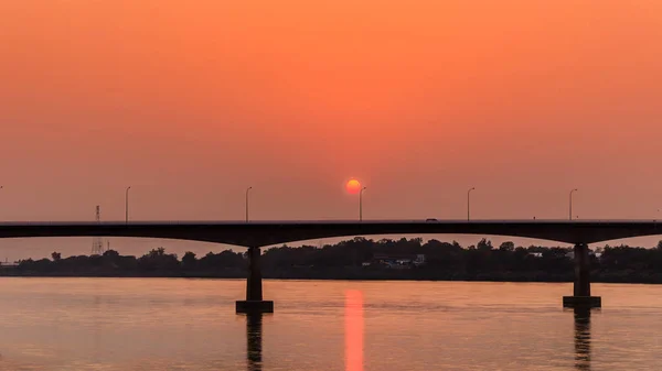 夕焼けのメコン川にかかる橋。タイ-ラオス友好 br — ストック写真