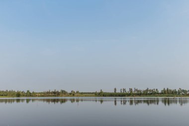 su ve gökyüzü yaz günde güzel bataklıkta