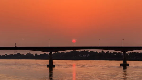 Pont traversant le Mékong au coucher du soleil. Amitié thaï-lao br — Photo