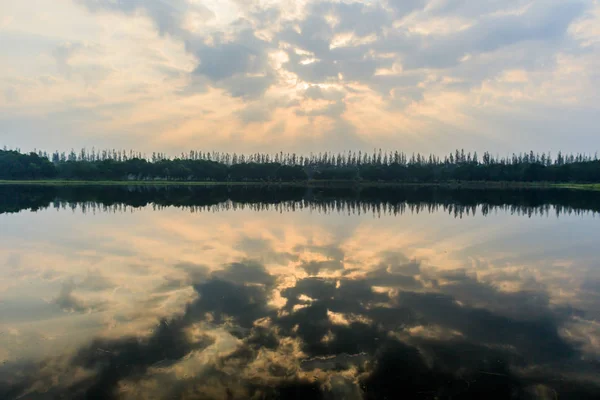 Paisajes del lago en el hermoso cielo al amanecer — Foto de Stock