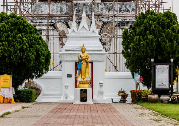 Estátua de Buda em Wat PraThat ThaUthen, Nakhonphanom Tailândia . — Fotografia de Stock
