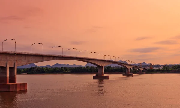 Terceiro tailandês - Lao Ponte da Amizade ao nascer do sol Nakhon Phano — Fotografia de Stock