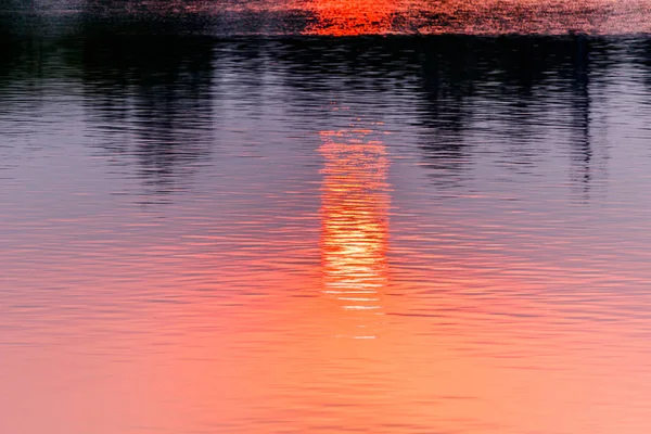 Sombra puesta de sol en el agua en el lago Thailand . — Foto de Stock