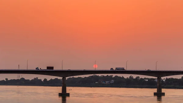 Puente sobre el río Mekong al atardecer. Tailandés-Lao amistad br — Foto de Stock