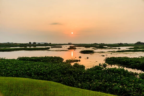 Paisagens do lago no belo céu ao nascer do sol — Fotografia de Stock