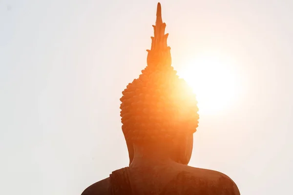 Cabeça de estátua de buddha sob o sol brilha . — Fotografia de Stock