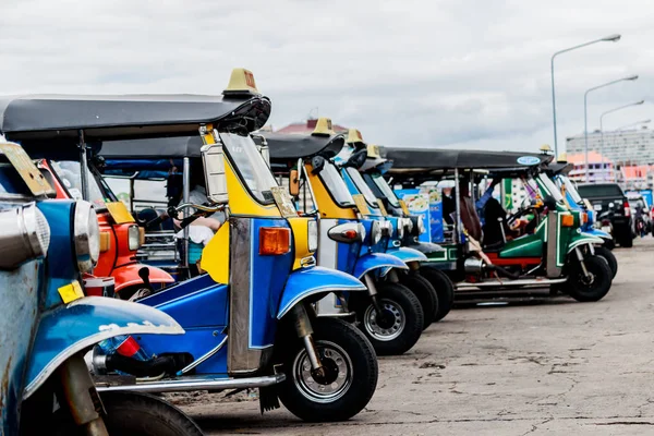 Tuk tuk ταξί υπηρεσία στην Ταϊλάνδη και την πόλη γύρω από — Φωτογραφία Αρχείου