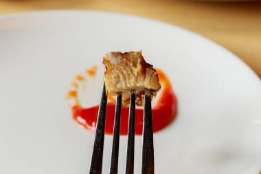 eti biftek bıçak çatal baharatlı sos daldırma