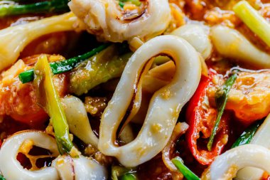  Tay tarzında baharatlı deniz ürünleri ile tavada kızartılmış.