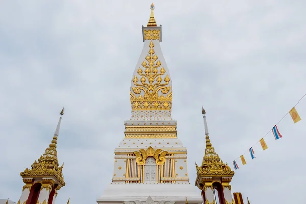 Templo de Phra Ese Phanom uno de los Theravada más importantes —  Fotos de Stock