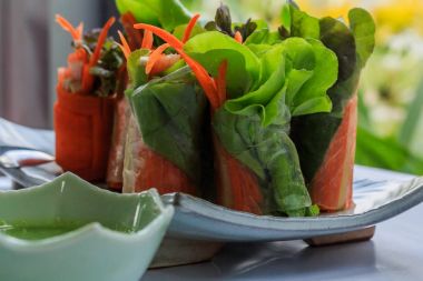  Salata crea ile taze böreği taze sebze ile servis