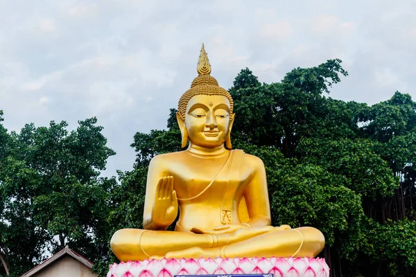 Grande estátua de Buda de Ouro no templo da Tailândia — Fotografia de Stock