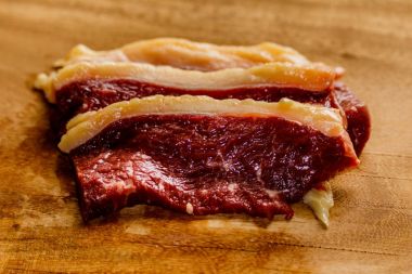 Kesme tahtası ahşap masa üzerinde ham taze domuz eti