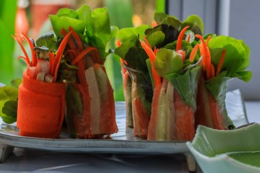  Salata crea ile taze böreği taze sebze ile servis