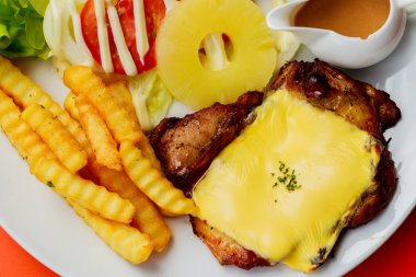 Izgara domuz eti biftek kızarmış patates ve beyaz tabakta sos