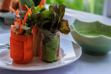  Salata crea ile taze böreği taze sebze ile servis