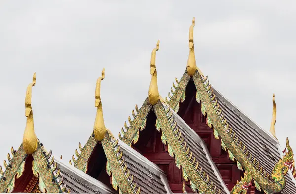 Le toit de l'église du temple en Thaïlande . — Photo
