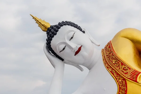 Liggende Boeddhabeeld in thailand tempel. — Stockfoto