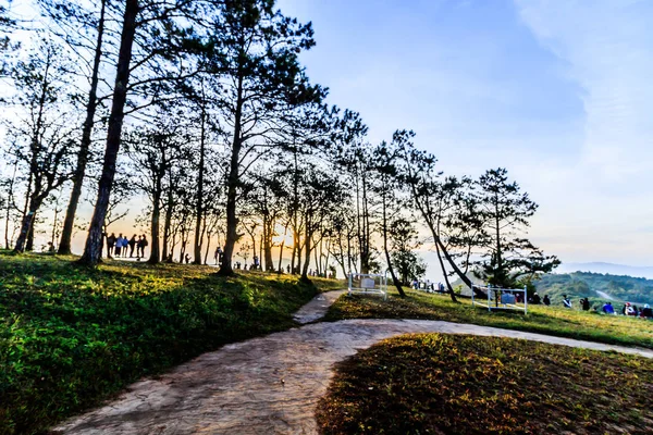 Zonsopgang uitzicht over landschap op tropische bergketen Phu Rua Nat — Stockfoto