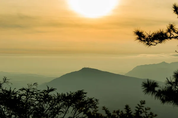 Вид на восход солнца на тропическом горном хребте Фу Руа Нат — стоковое фото