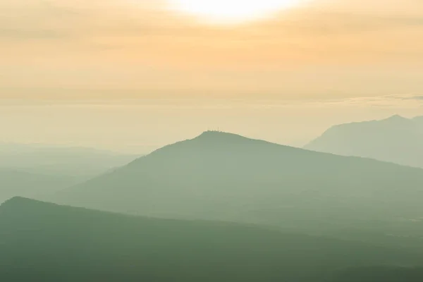Вид на восход солнца на тропическом горном хребте Фу Руа Нат — стоковое фото