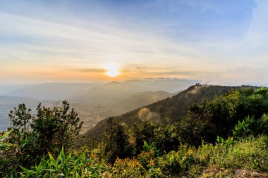 Peyzaj tropikal dağ Phu Rua Nat, gündoğumu görünümü