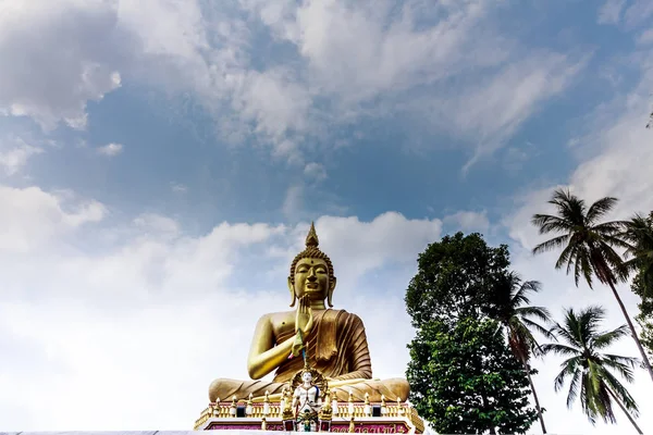 Большая статуя Золотого Будды в храме Таиланда — стоковое фото