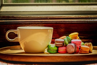 Fransız acıbadem kurabiyesi pasta ve kahve