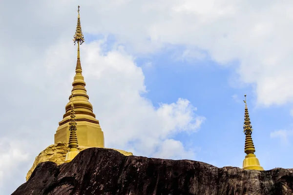 Pagode dorée sculpturestone sculpture à Wat Tham Pha Daen. — Photo