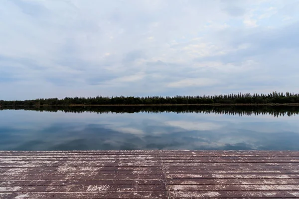 El agua y el cielo es hermoso en el día de verano en el pantano — Foto de Stock