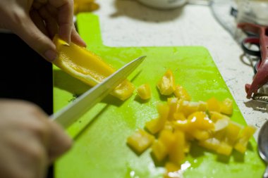 Tahtada taze biber kes..