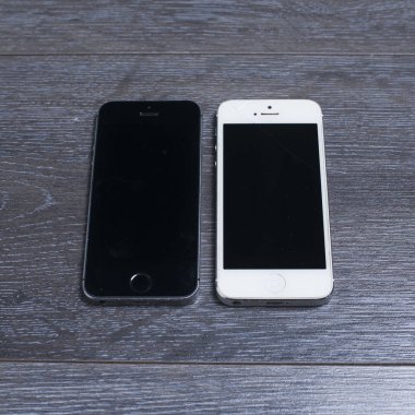 Farklı renkte iki telefon: siyah ve beyaz..