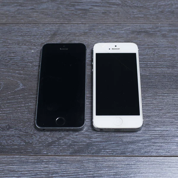 Deux Téléphones Différentes Couleurs Noir Blanc Photos De Stock Libres De Droits