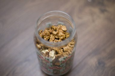 Kavanozda soyulmuş ceviz..