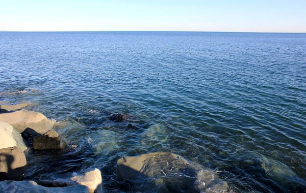 穏やかな海の岩の海岸. — ストック写真