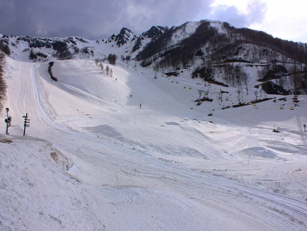 Snowy pusty górski stok łagodny. Rosa Khutor, Soczi, Rosja. — Zdjęcie stockowe