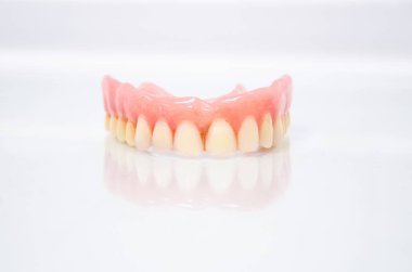 Tıbbi takma diş çene dişleri