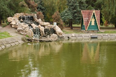 Alp hill şelale ve hidro Rivne içinde bina