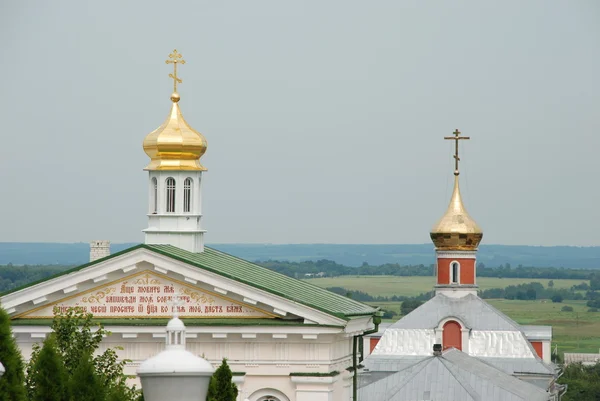 Gouden koepels en heilige Gates Heilige veronderstelling seminarie Pochaevskoy — Stockfoto