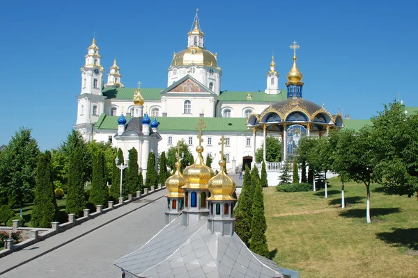 圣洁的假设大教堂和夏天王位圣洁的圣母安息 Pochayiv 修道院 — 图库照片