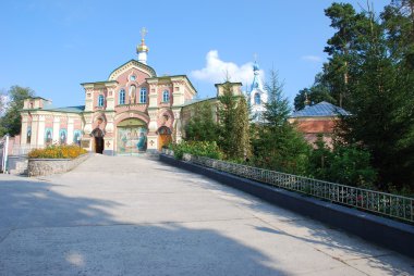 Kilisenin giriş kapısı Büyük Onuphrius